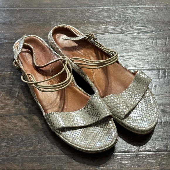 L’Amour Des Pieds Gold Silver Snake Print Leather Sandals Size 7.5 Women - Picture 2 of 11